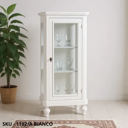 marca-design-shop-vetrina-in-legno-bianco-opaco-con-1-anta-e-3-ripiani-in-vetro-marcadesign-sku1102Abianco-ambientata