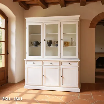 marca-design-shop-vetrina-in-legno-bianco-3-ante-vetrate-marcadesign-sku1381-ambientata