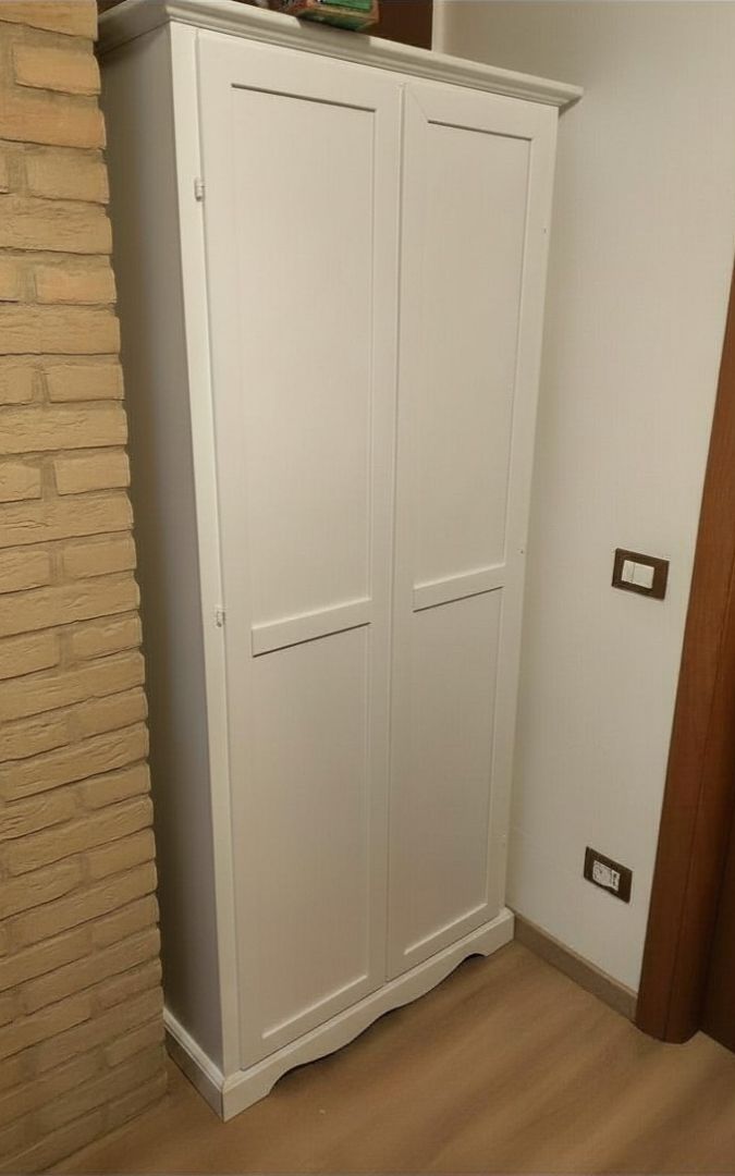 Armadio stipo in legno bianco opaco in stile Arte Povera, ideale per ripostiglio o ingresso.