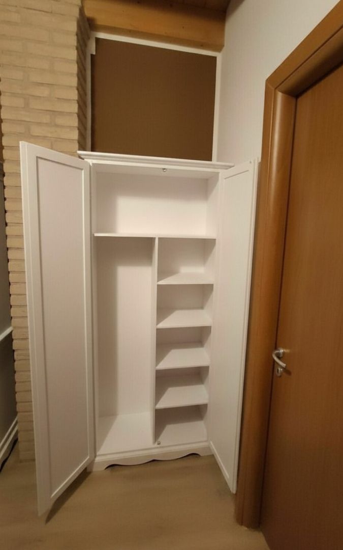 Interno dell'armadio stipo con 5 mensole laterali e vano verticale per riporre scope e oggetti.