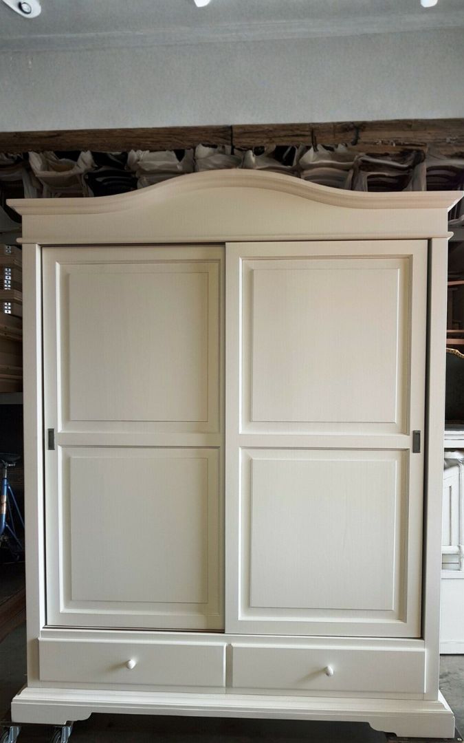 Armadio 2 porte scorrevoli in legno con 2 cassetti, design classico.