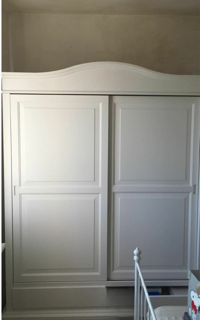 Interno spazioso di armadio 2 ante scorrevoli, ideale per camera da letto.