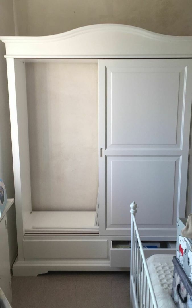 Interno spazioso di armadio 2 ante scorrevoli, ideale per camera da letto.