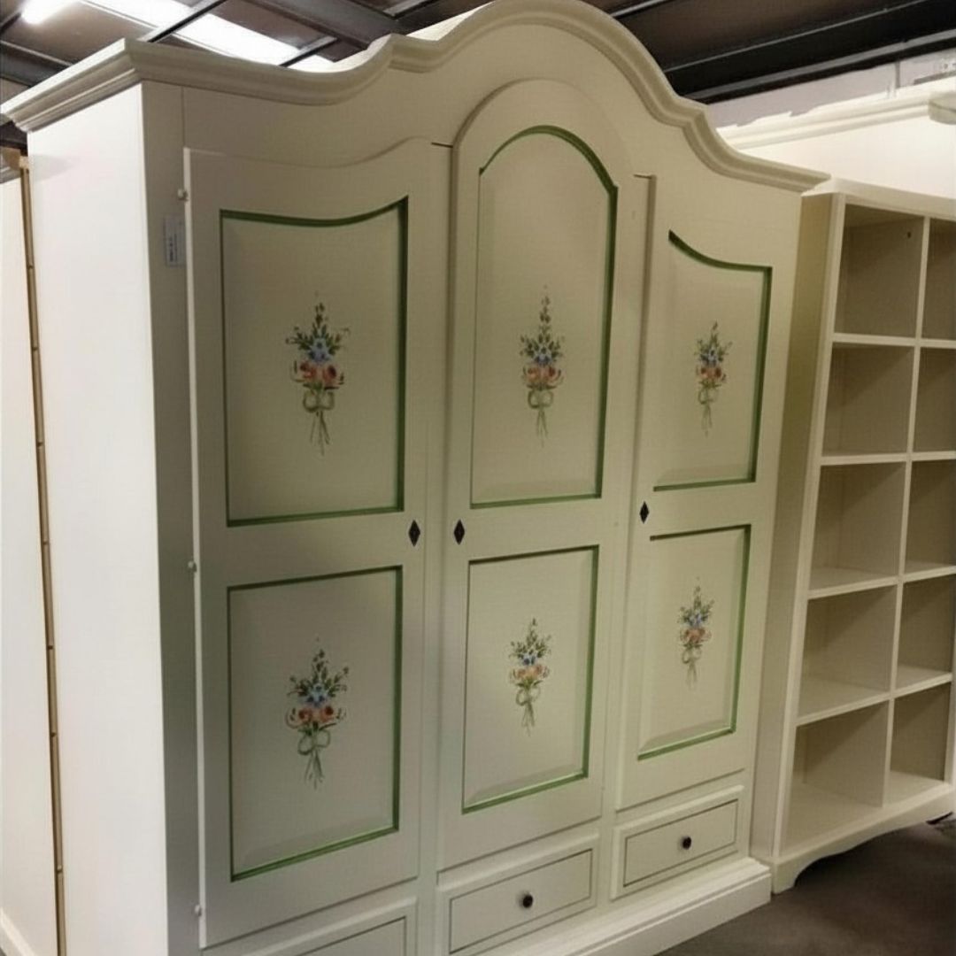 Armadio 3 porte elegante in stile tradizionale per camera da letto.