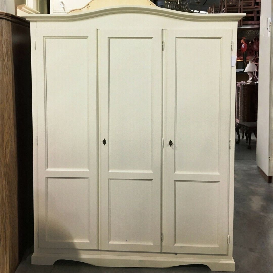 Armadio 3 ante in stile classico, finitura legno di alta qualità.