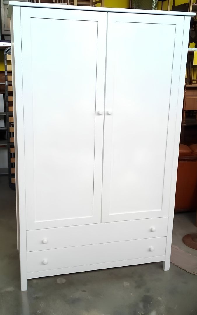 Armadio classico in stile arte povera, design elegante in legno.