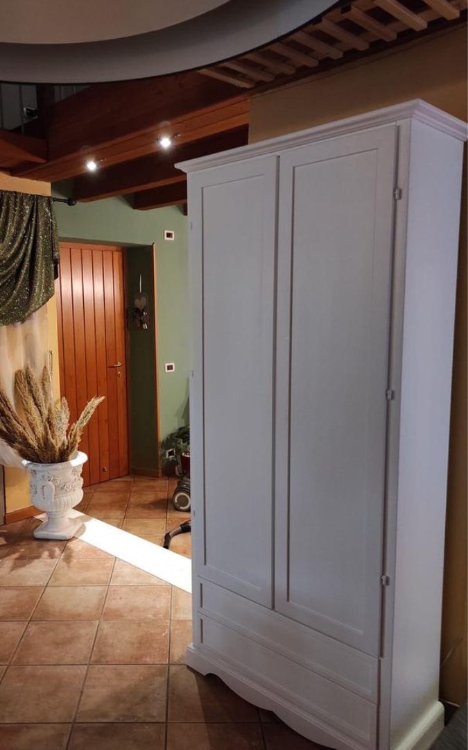 Armadio in legno bianco stile Arte Povera con due ante e cassetti, ideale per camera da letto.