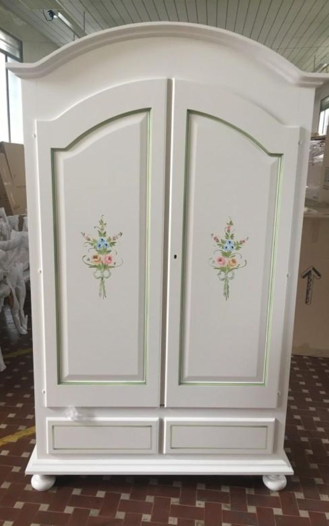 Armadio in stile Arte Povera, bianco con decorazioni floreali dipinte a mano e 2 cassetti.