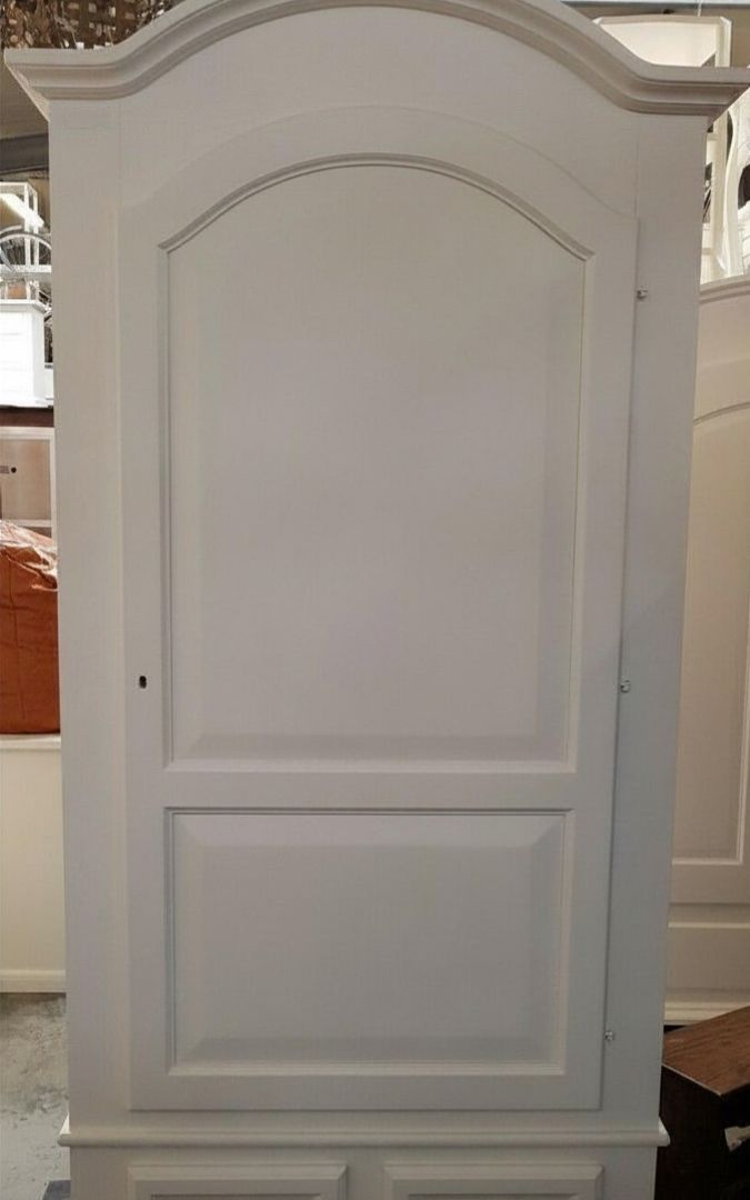 Armadio a un'anta in legno noce scuro con cassetto inferiore, stile classico.