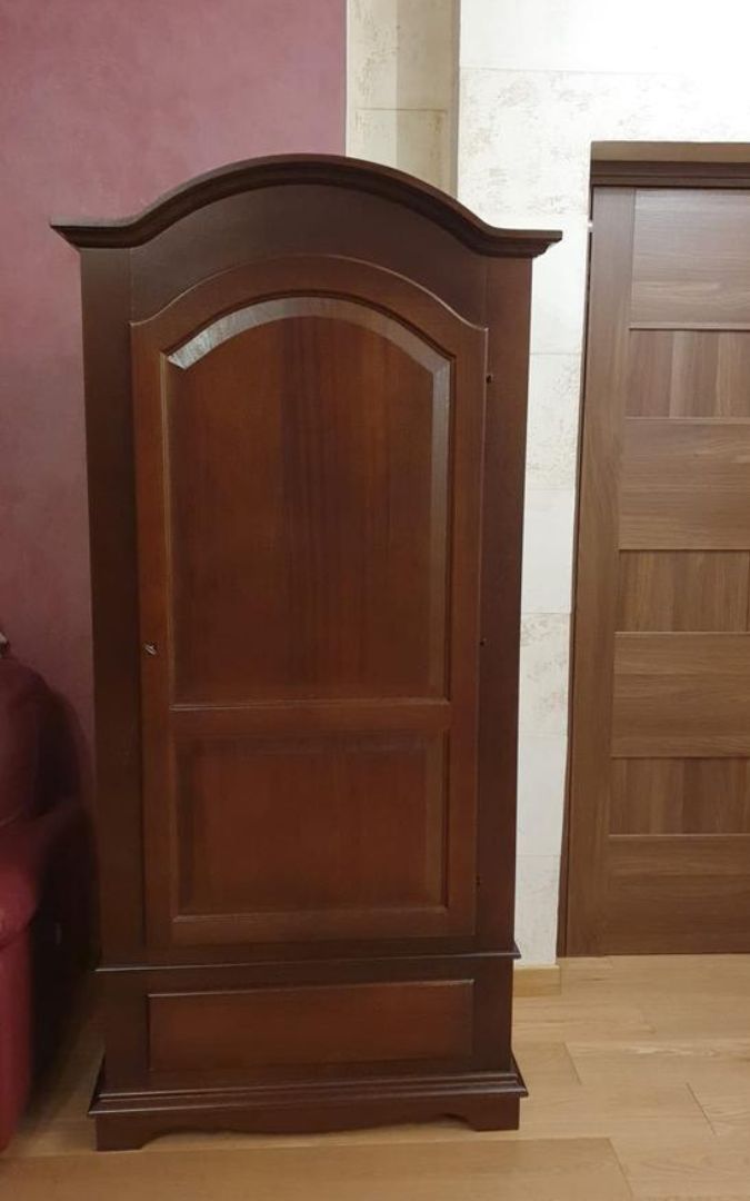 Elegante armadio in legno noce scuro con anta singola e cassetto, design tradizionale.