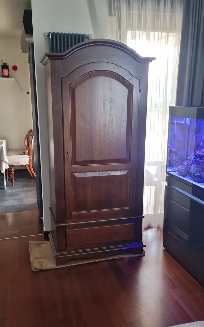 Armadio a un'anta in legno noce scuro con cassetto, stile tradizionale in camera da letto.