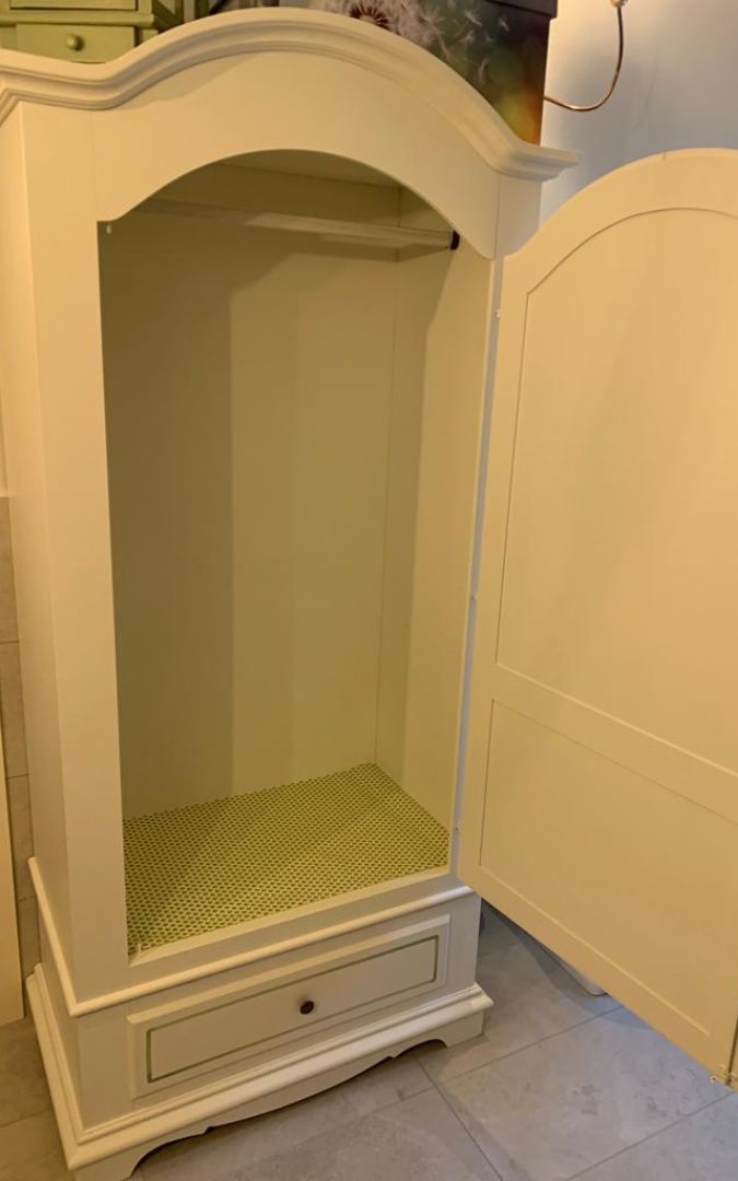 Armadio 1 anta bianco aperto, mostrando lo spazio interno appendiabiti