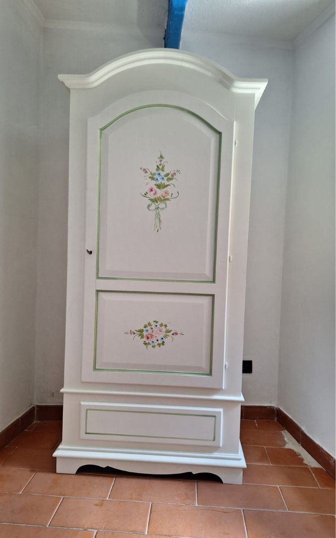 Interno dell'armadio 1 anta con base decorata e spazio appendiabiti.