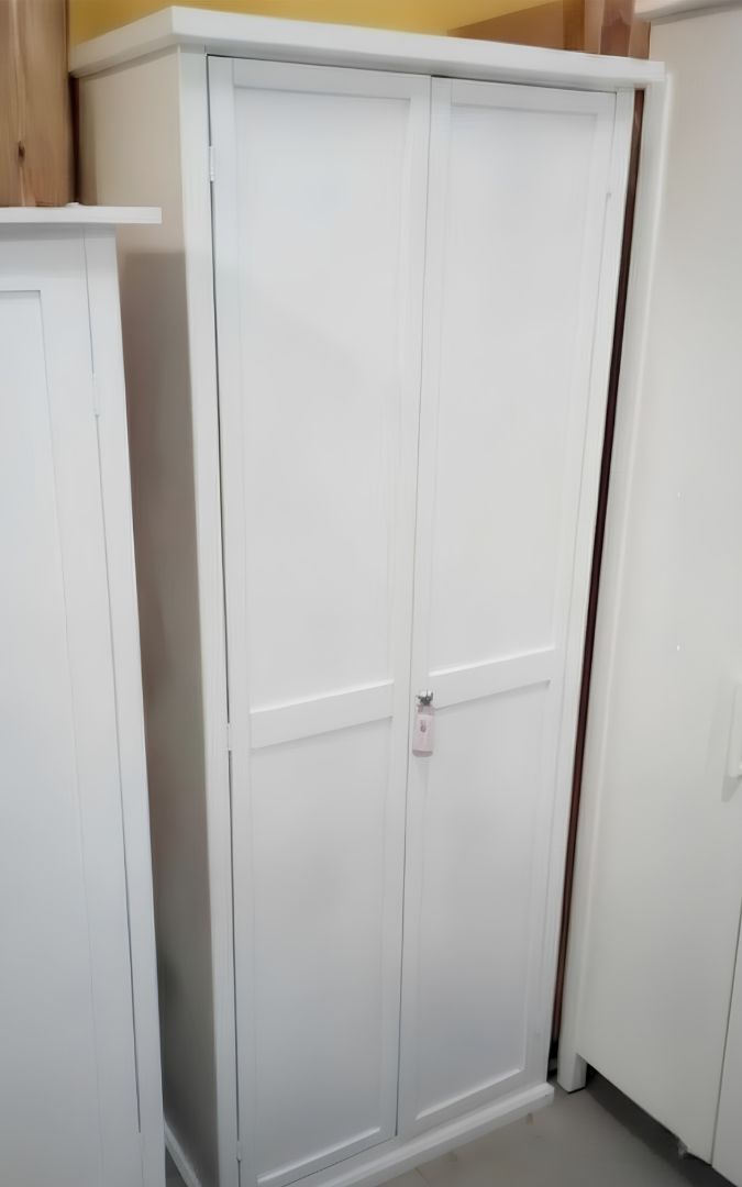 Interno di armadio scarpiera bianco con ripiani organizzati, ideale per riporre calzature.