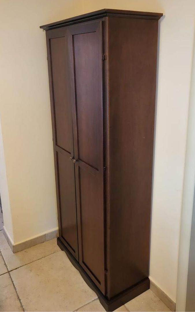 Armadio stipo in legno noce scuro a due ante chiuso, in stile Arte Povera.