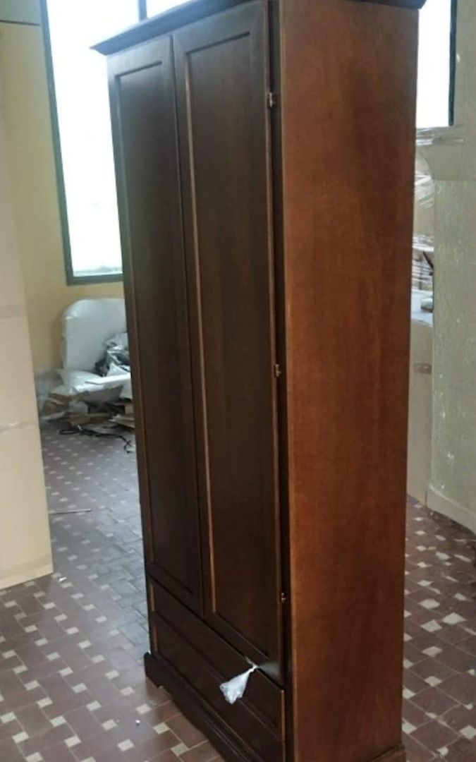 Armadio classico in legno noce scuro a due ante con due cassetti inferiori, vista laterale.