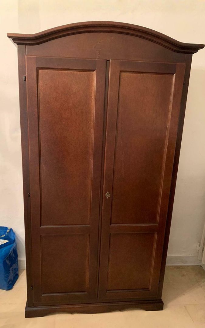 Armadio in legno finitura noce scuro stile arte povera, due ante chiuse