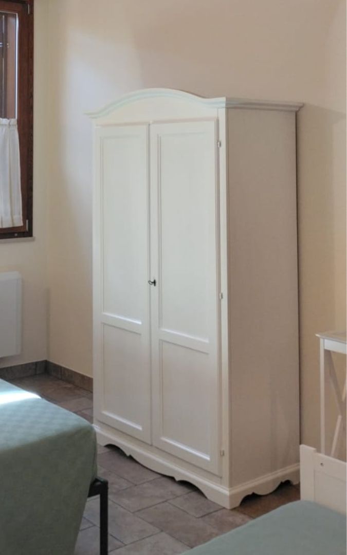 Armadio in legno bianco stile arte povera con due ante battenti, vista frontale