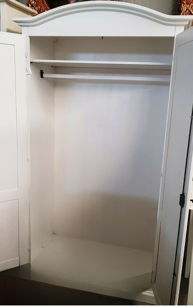 Interno di un armadio classico due ante in legno, vista vano appendiabiti