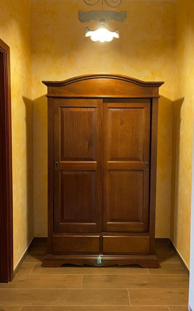 Armadio in legno 2 ante scorrevoli, finitura noce o bianco opaco.