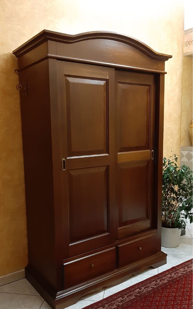 Armadio capiente con ante scorrevoli per organizzazione camera da letto.