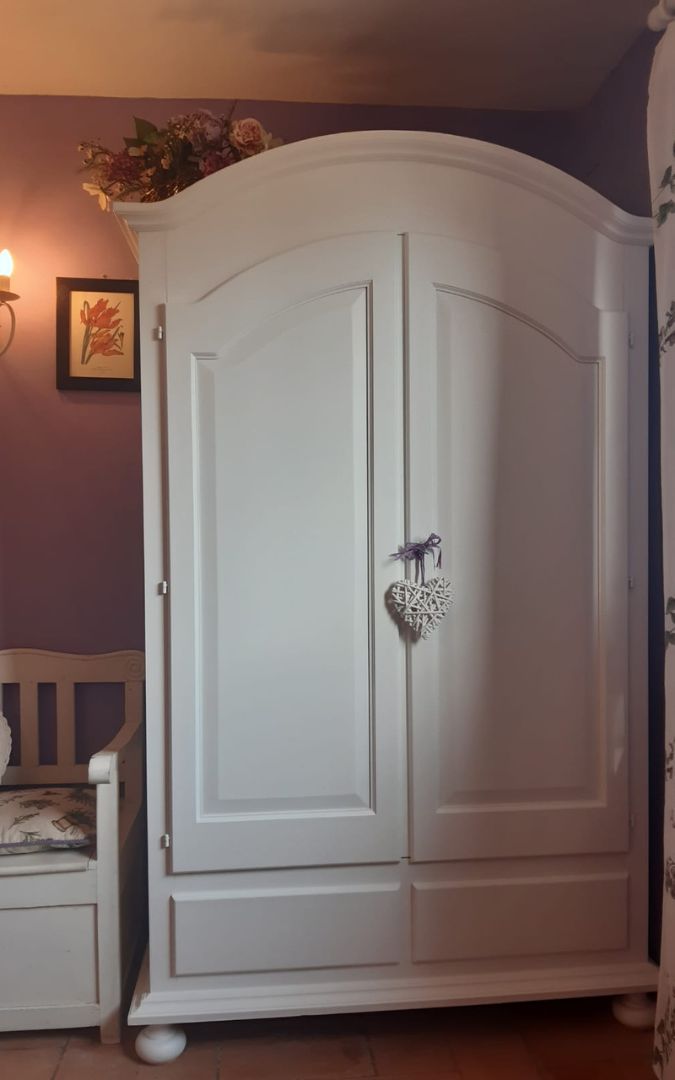 Armadio in stile Arte Povera bianco opaco, 2 ante con decorazione regalo per neonato in camera da letto.
