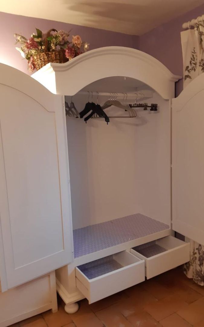 Interno armadio classico bianco con asta appendiabiti e 2 cassetti inferiori, vista aperta.