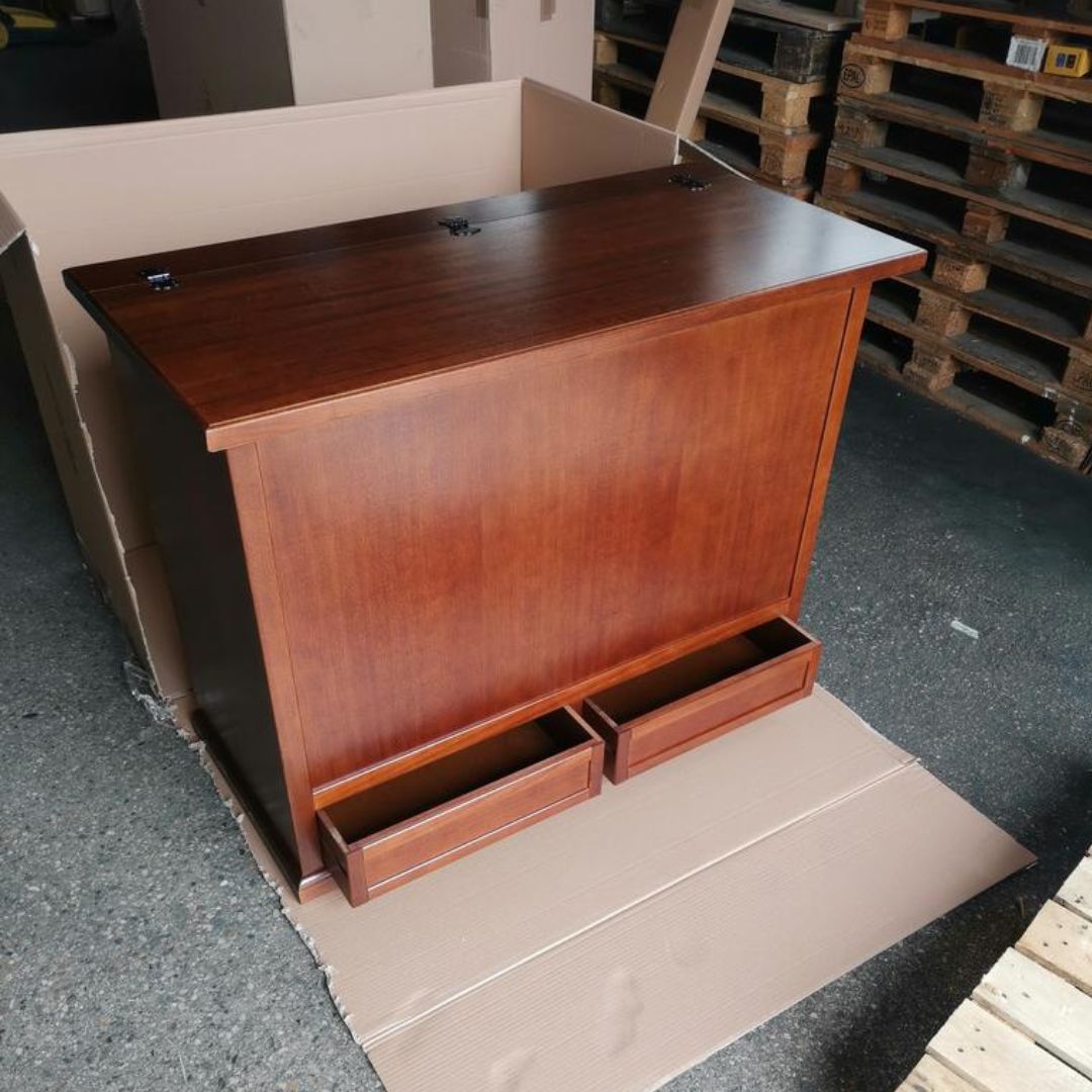 Baule in legno noce scuro arte povera con coperchio aperto e cassetti