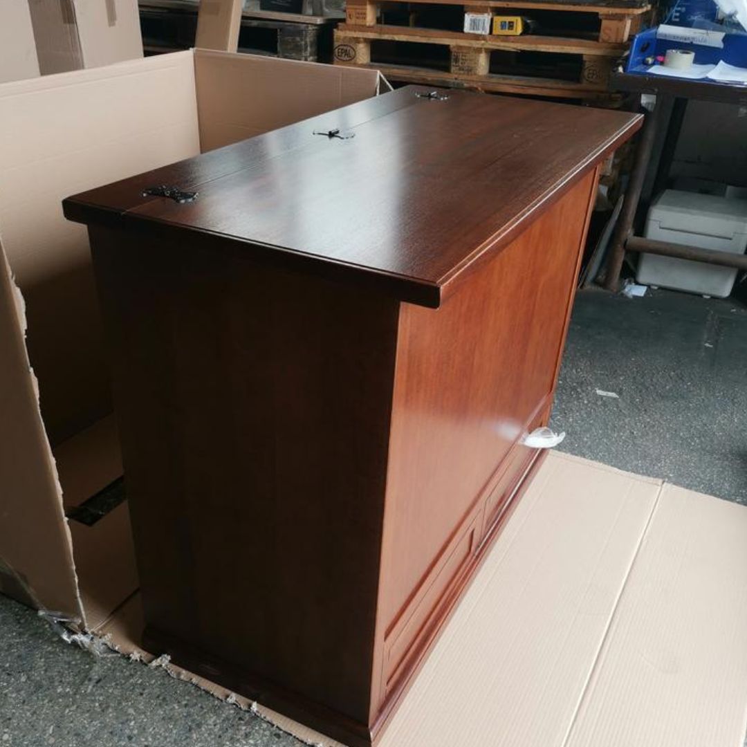 Baule in legno noce scuro stile arte povera, vista frontale