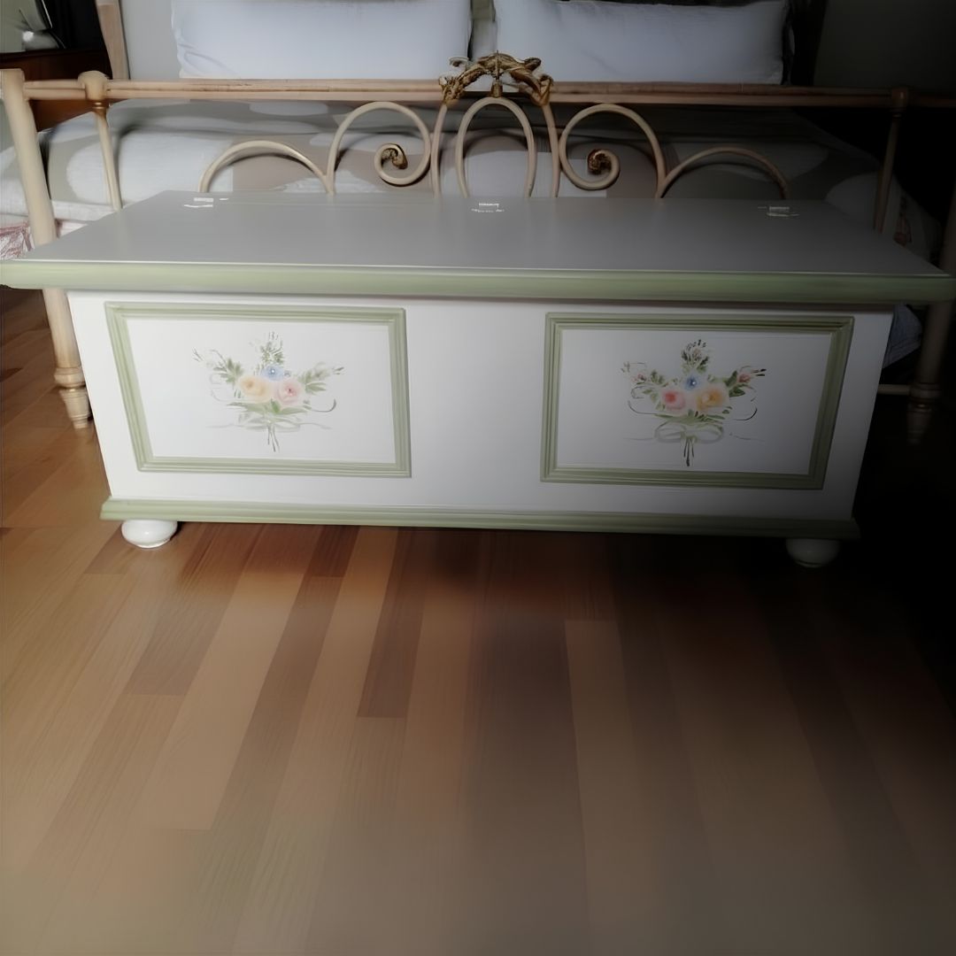 Cassapanca bianca decorata posizionata davanti a un letto