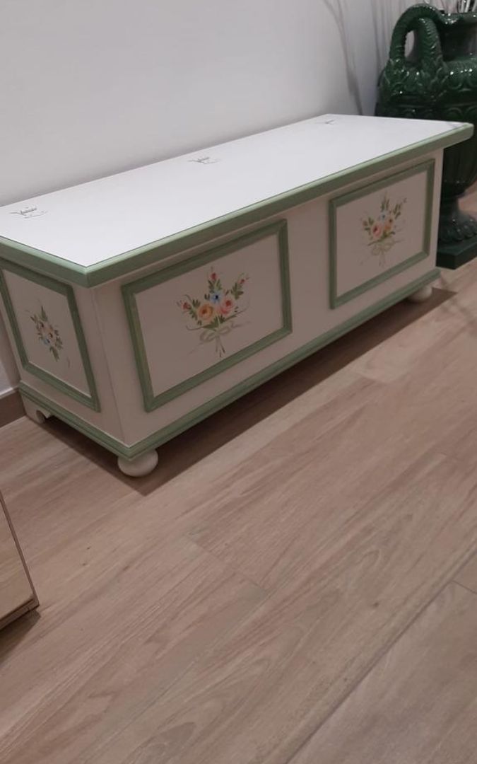 Cassapanca decorata in stile provenzale vista di lato