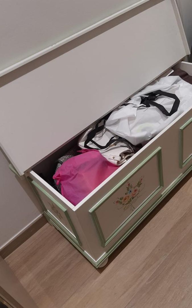 Cassapanca in legno con coperchio aperto e vano interno