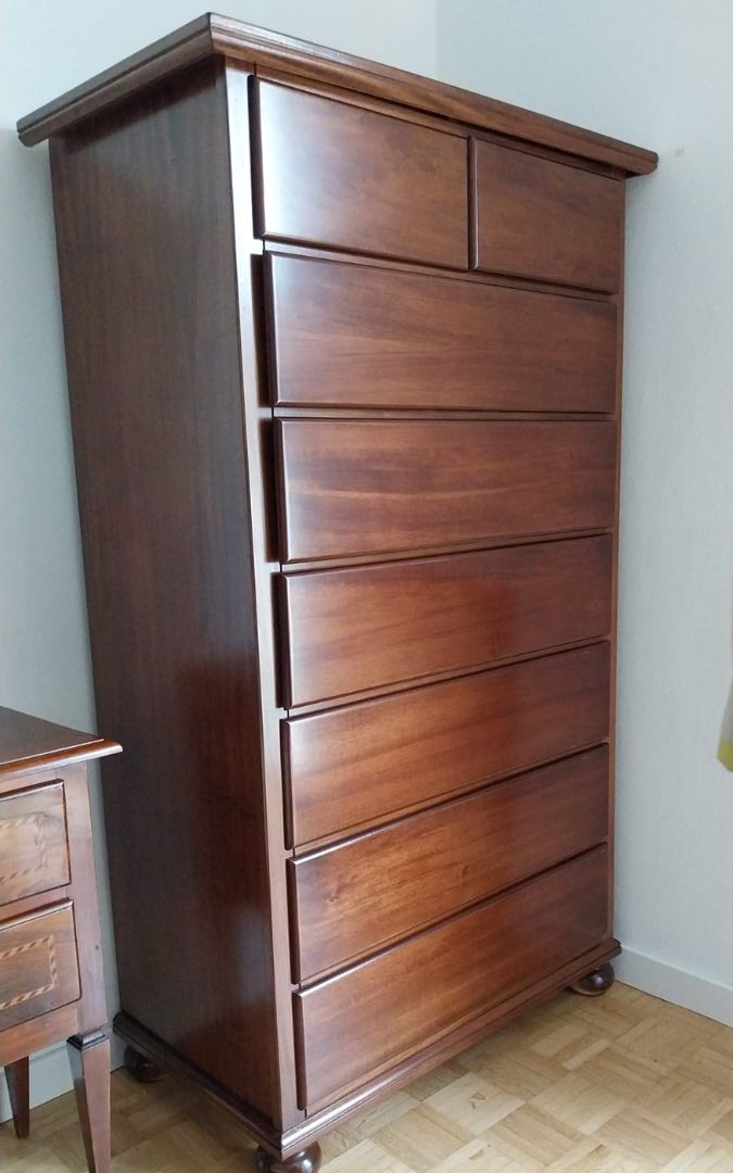 Dettaglio cassettiera in legno stile classico, 8 cassetti totali con pomelli in ottone.