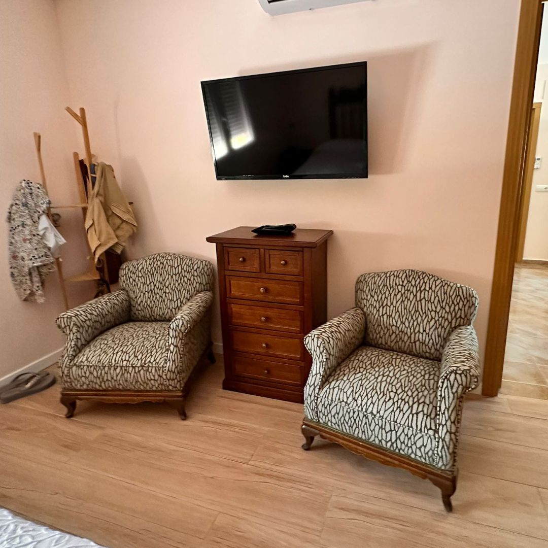 Vista frontale di una cassettiera in legno noce scuro con 6 cassetti complessivi.