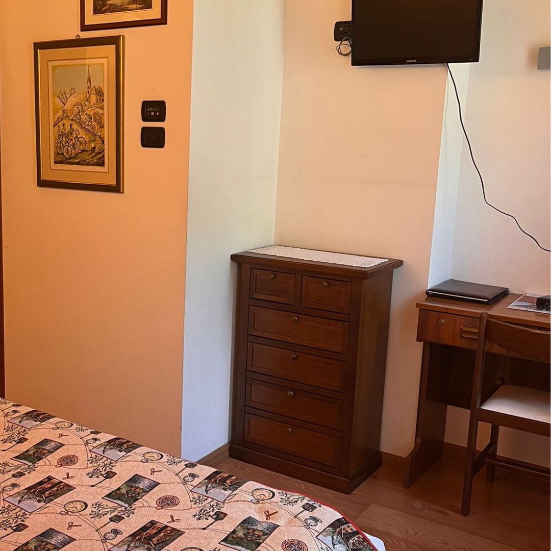 Cassettiera classica in noce scuro, ideale per arredamento d'interni tradizionale.