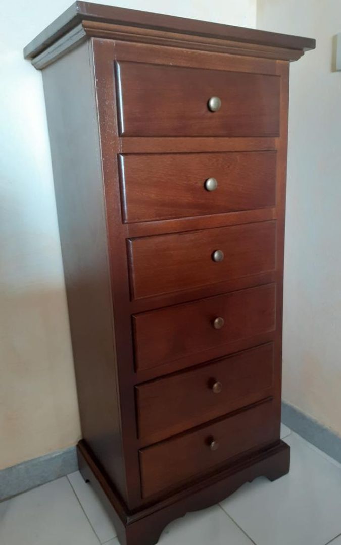 Cassettiera in legno noce scuro con sei cassetti, decorata con un vaso di fiori in stile Arte Povera.