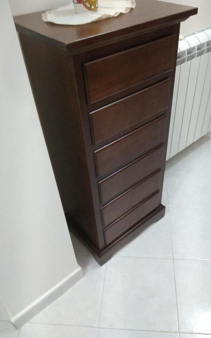 Cassettiera in legno massello noce scuro a sei cassetti, vista laterale in magazzino.