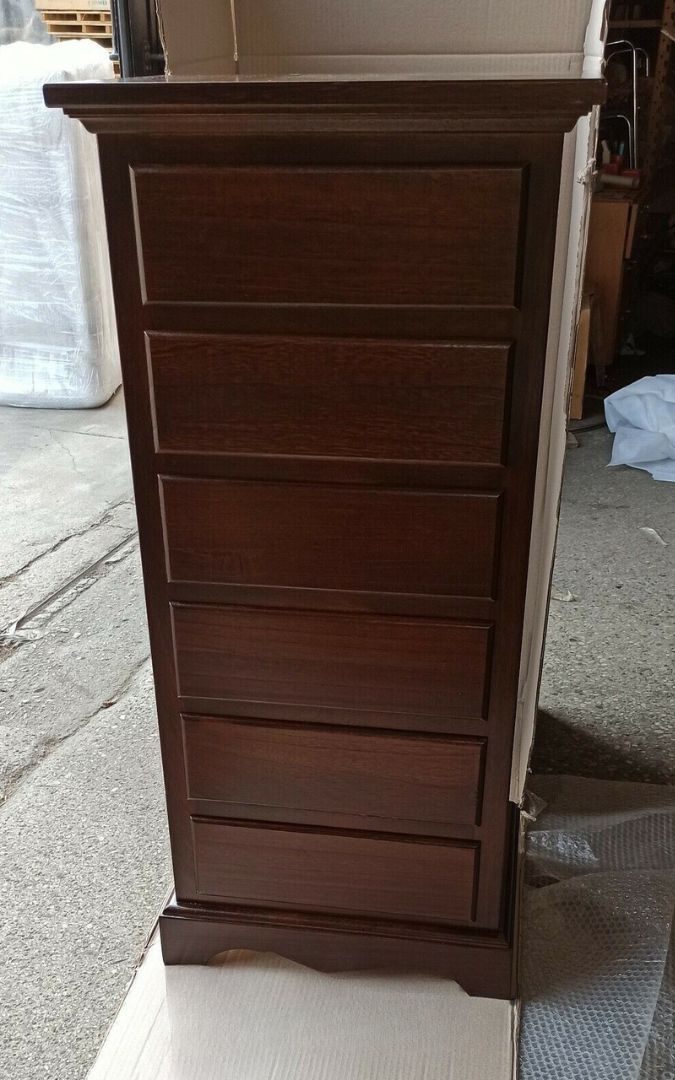 Cassettiera in legno noce scuro con un cassetto aperto, rivelando la struttura interna.