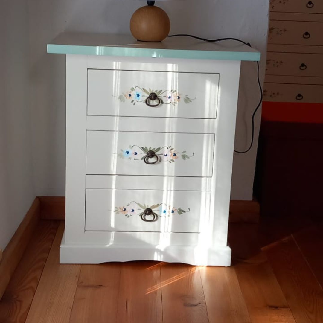 Comodino in legno bianco con tre cassetti decorati a mano con motivi floreali
