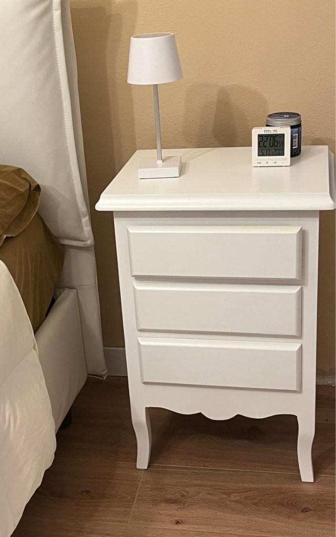 Comodino in legno bianco opaco con 3 cassetti e pomelli in legno naturale, stile Arte Povera.