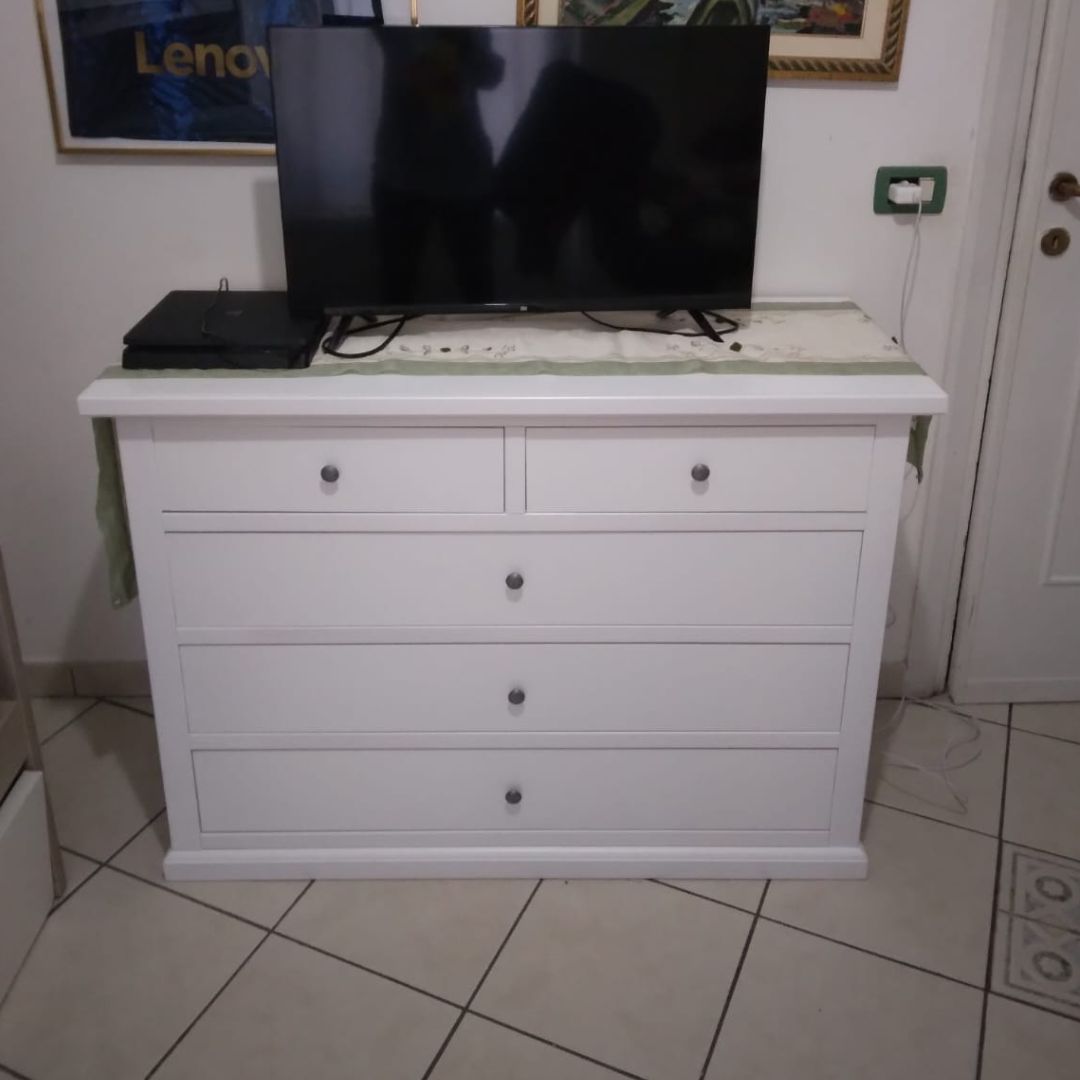 Mobile a cassettiera bianco con 5 cassetti, vista frontale, design funzionale per organizzazione e supporto TV.