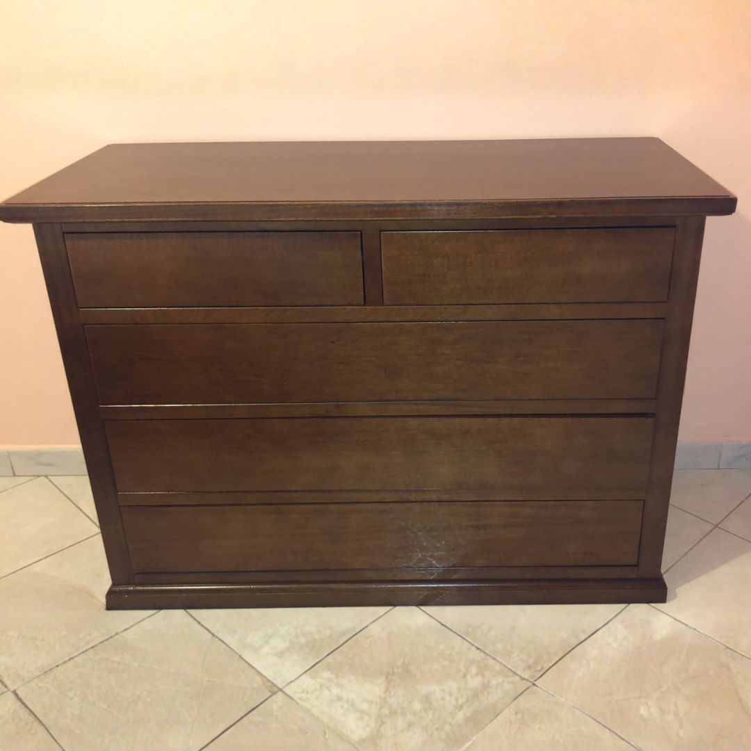 Comò in legno colore noce scuro con cinque cassetti, design classico a cassettiera.