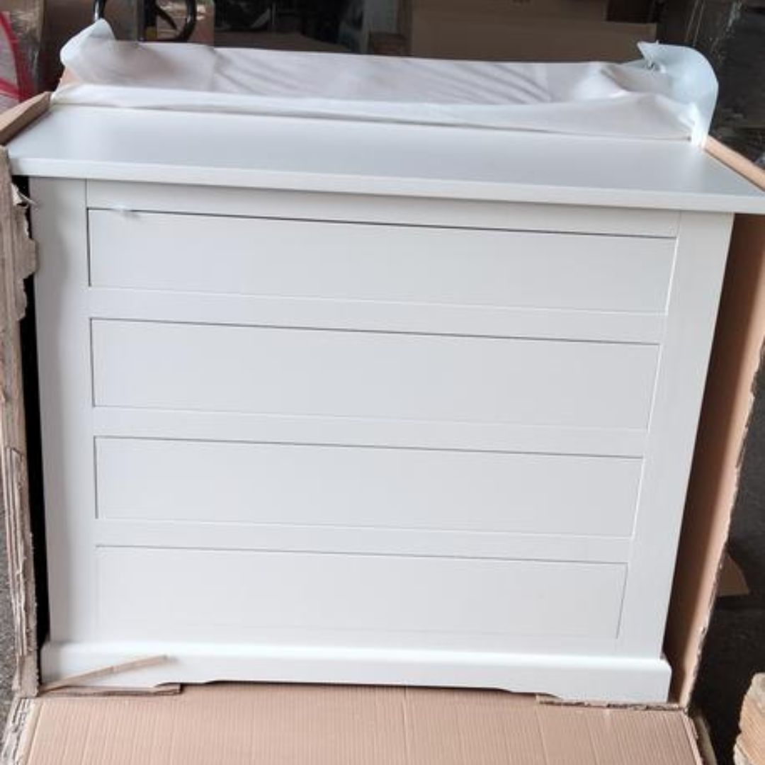 Particolare comò in legno noce scuro e bianco opaco, 4 cassetti, decorazioni artistiche fatte a mano.