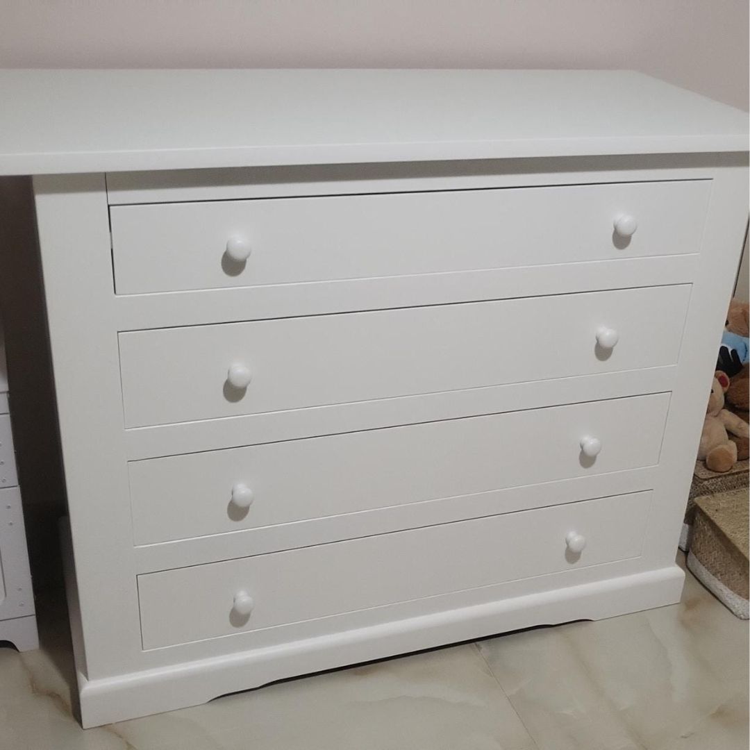 Comò-in-legno-Noce-Scuro-Bianco-Opaco-e-Bianco-Perla-Decorato-con-4-cassetti-(1).jpg