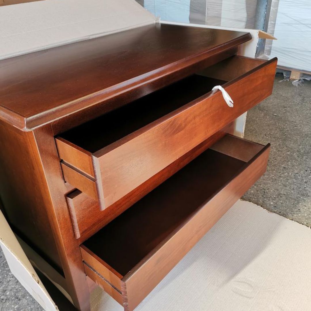 Comò in legno massello con 3 cassetti aperti, stile Arte Povera, finitura noce scuro.
