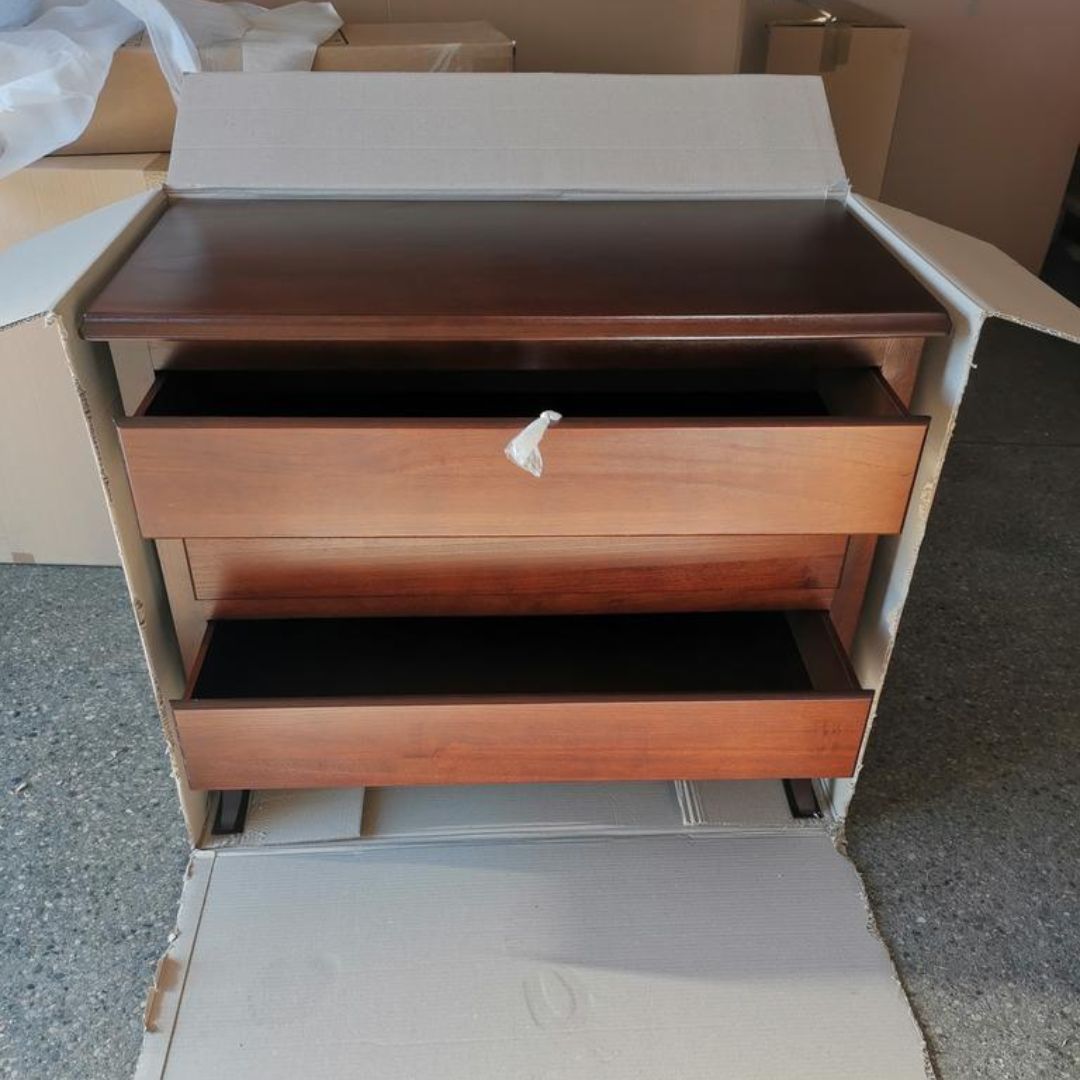 Comò in legno con cassetti aperti, pronto per essere spedito, stile Arte Povera.