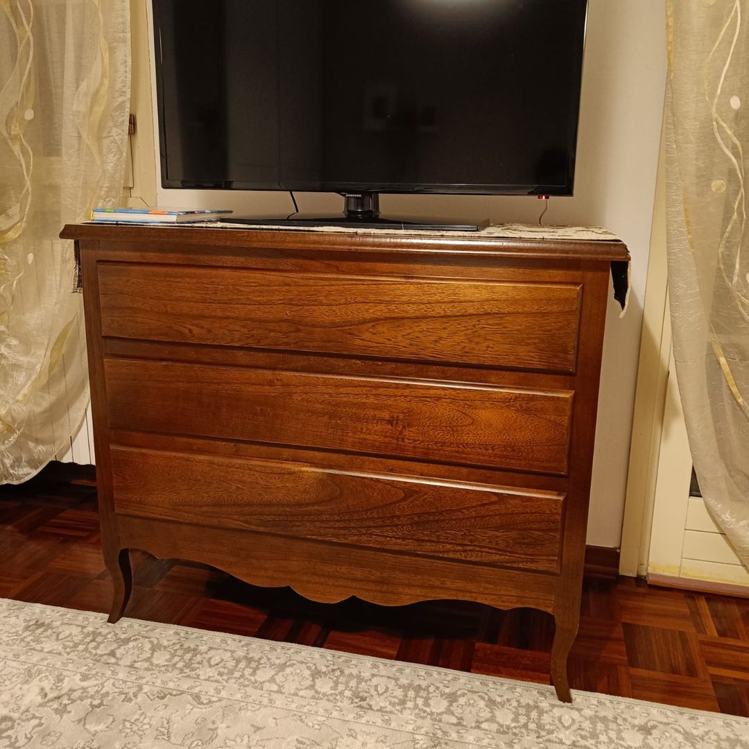 Comò in legno finitura noce scuro, 3 cassetti, arredamento per camera da letto.