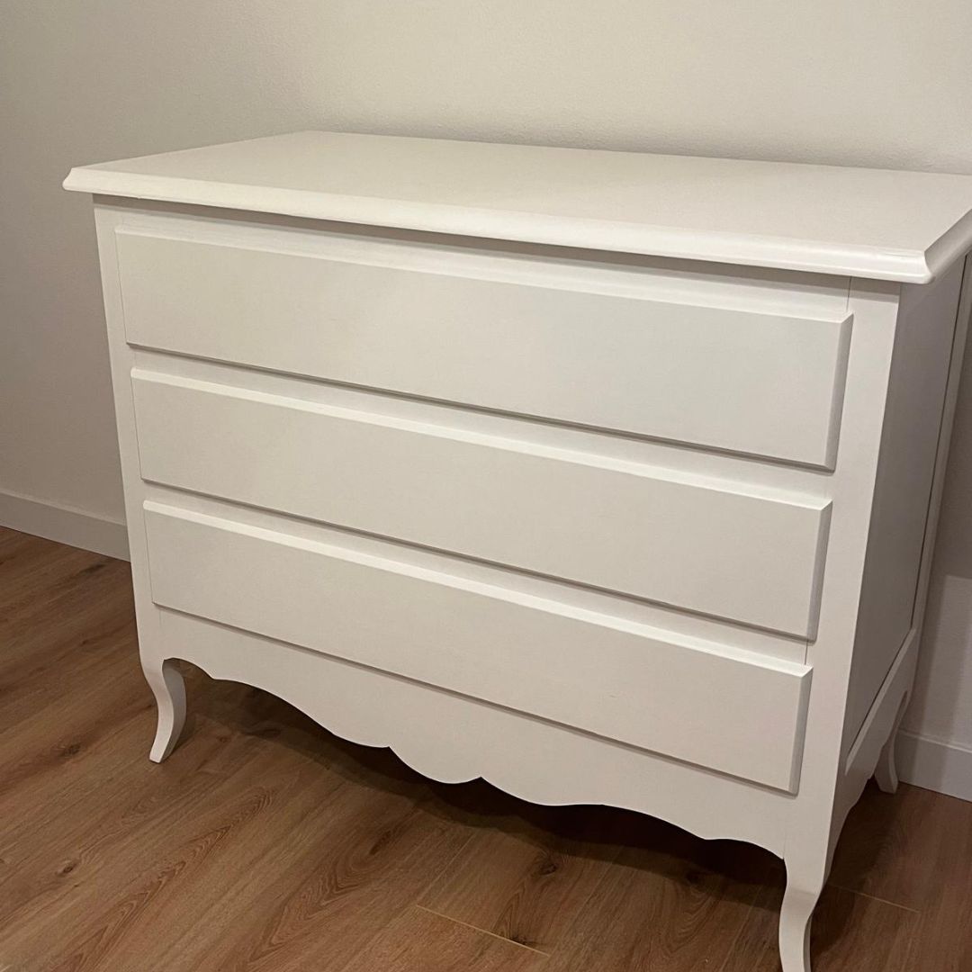 Comò in legno bianco opaco con tre cassetti, design classico Arte Povera con gambe sagomate.
