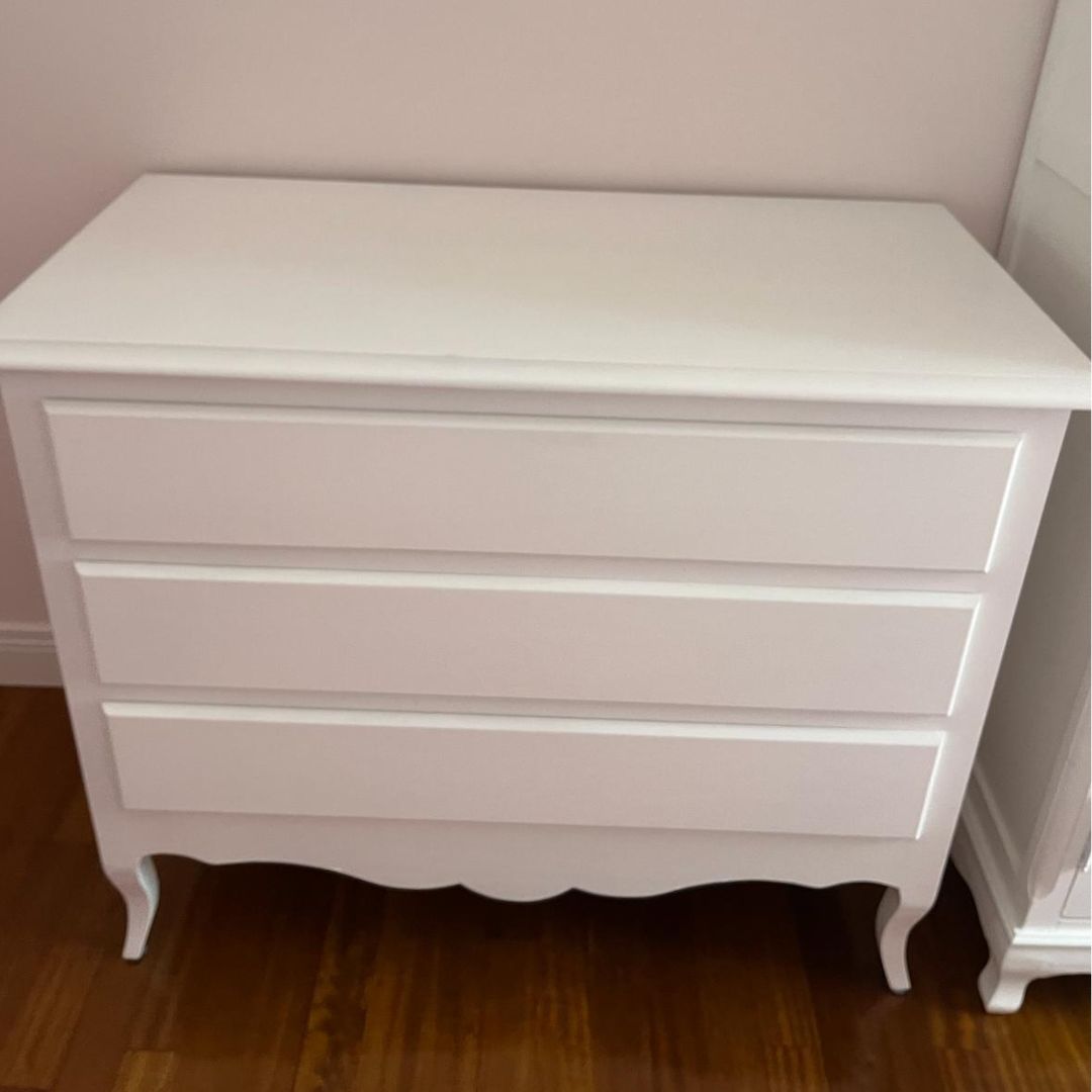 Comò classico bianco a tre cassetti, vista frontale, ideale per camera da letto in stile tradizionale.