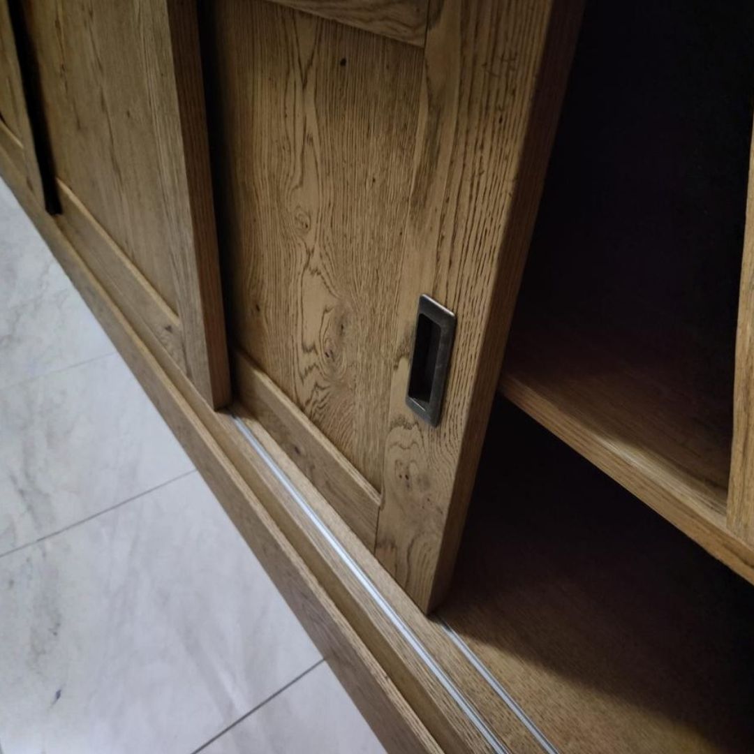 Credenza buffet in rovere nodato con cassetto aperto, design moderno e funzionale.